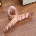Molla per capelli rosa marmorizzato traslucido con molla dorata su legno - Torsione-Marrone