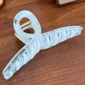 Grande molletta per capelli in acetato marmorizzato blu su fondo di legno scuro - Nastro Blu