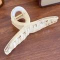 Grande molletta per capelli crema effetto marmo con denti a incrocio su legno - Nastro Beige