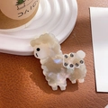 Detail van een schattige alpaca haarclip met parelglans effect en kleine donkere kristallen - Eendenbek haarclips / Irillerend Grijs