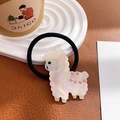 Detailopname van de parelmoer alpaca bedel met roze strass-steentjes op een zwart elastiek - Haarelastiek / AB Lichtroze
