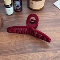 Grande molletta per capelli floccata bordeaux con impugnatura tonda su tavolo - Rosso Vino - Stile Nastro