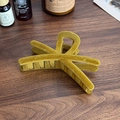 Elegante pinza per capelli floccata verde oliva dal design a stella su piano in legno - Giallo Limone - Stile Incrociato