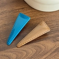 Marineblauwe en kaki driehoekige haarspelden met glanzende afwerking en sierstiksels - Driehoek / Groot Blauw en Bruin