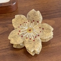 Pince à cheveux fleur de cerisier beige élégante avec texture marbrée pour coiffure - Jaune