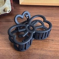 Elegante pinza per capelli nera opaca con cuori cavi su una base in legno calda - Nero