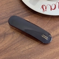 Barrette ovale en acétate ambre foncé fait main avec logo doré sur bois - Café Foncé