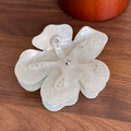 Eleganter perlweißer Blumen-Haarclip aus Acetat mit funkelnder Strassstein-Dekoration - Weiß
