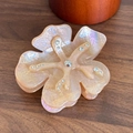 Eleganter champagnerfarbener Blumen-Haarclip aus Acetat mit Perlglanz und Strasssteinen - Orange