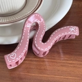Haarklammer in Rosa mit Wellenform, Herz- und Schleifenmuster aus Kunstharz - Rosarot Schlangenform