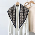 Detailopname van een vintage zijden sjaal met geometrische bloemen op een wit overhemd - Blauw (TBSJJ25-Blauw)