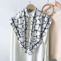 Elegante zijden sjaal met geometrische print en dubbele ringen op wit overhemd - Blauw