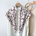 Abstracte zijden sjaal met geometrische print en bordeaux lijnen op shirt - Rood