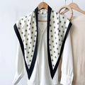 Sciarpa classica in seta a pois abbinata a una camicia bianca minimalista in chiffon - Bianco Con Pois Neri E Bordo Nero