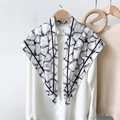 Abstracte zwart-witte sjaal met geometrische ringen op een witte overhemdblouse - Zwart