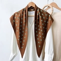 Foulard in seta marrone a pois drappeggiato su camicia bianca su gruccia in legno - Marrone Caramello Con Pois Verde Chiaro