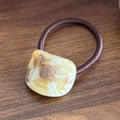 Brown high-elastic hair tie featuring a cream marble-patterned acetate square charm - Beige