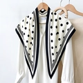 Elegante zwart-witte polkadot sjaal op een wit overhemd met een gladde zijdeachtige textuur - Wit (TBSJJ33-Wit)