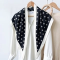 Sciarpa di seta classica a pois bianchi e neri drappeggiata su camicia bianca - Nero Con Pois Bianchi E Bordo Bianco