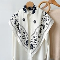 Detalle de elegante pañuelo de seda con estampado floral en blanco y negro sobre camisa blanca - TBSJJ37-Blanco / 87*130CM