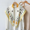 Elegante pañuelo de seda blanco roto con estampado de girasoles sobre una camisa blanca - TBSJJ37-Amarillo / 87*130CM