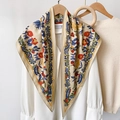 Elegante zijden twill sjaal met bloemenprint voor dames, gestyled met een wit shirt - Beige