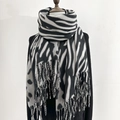 Bufanda clásica con estampado de cebra en blanco y negro con detalles de flecos - Gris