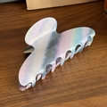 Grande molletta per capelli cangiante con strisce colorate in resina perlata da 12cm - Pinza a Righe Blu