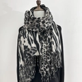 Écharpe tendance à motifs léopard et tigre en noir et blanc avec des franges élégantes - 60*180cm / Blanc
