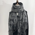 Dicker warmer dunkelgrauer Kaschmir-Gefühl Schal mit weißem Geometriemuster und Fransen - 60x180+20 / Schwarz Geometrisches Muster (P137-Black)