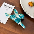 Blau-gelbe Schmetterlings-Haarklammer aus Acetat mit Kristall auf einem Holztisch - Hasenohr Blaugrüner Marmor (8.5cm)