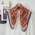 Foulard carré à rayures à la mode avec imprimé lettres sur une chemise blanche - Rouge