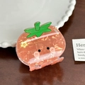 Haarklammer in Erdbeerform aus rosa Acetat mit süßem Gesichtsausdruck und Blattdetail - Tomate