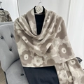 Dikke beige wintersjaal met een gedurfde crème bloemenprint op een zachte pluche stof - Khaki
