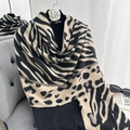 Bufanda de invierno con estampado de cebra y leopardo en una percha negra decorada - Caqui
