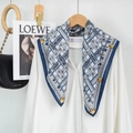 Détail de foulard en soie avec texte LUCKY et pendentif doré sur une chemise blanche - Bleu