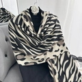 Bufanda de invierno con estampados de leopardo y cebra y elegantes flecos - Beige