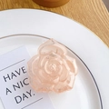 Rosa durchscheinende Rosen-Haarklammer in einer minimalistischen Keramikschale - Rose Orange