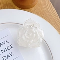 Haarklammer in weißer Rosenform, halbtransparent, elegant präsentiert in Dekoschale - Rose Weiß