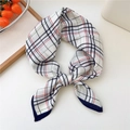 Gros plan du foulard carré noué avec motif à carreaux classique et bordure de couleur - Carreaux Classiques (68RZW56) / Blanc