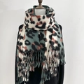 Sciarpa con stampa leopardata grigio-verde in finto cashmere con nappe eleganti - Stile Nappa Lunga / Verde