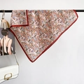 Franse vintage zijden sjaal met rode paisley-patronen en hoogwaardige gladde textuur - Rood