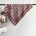 Carré de soie rouge et rose à motif floral vintage pour un look mode et élégant - Style Floral Rétro / Mauve Racine de Lotus