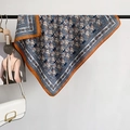 Carré de soie vintage à motif paisley bleu et orange avec une finition satinée lisse - Paisley Bleu Orange / Bordure Jaune