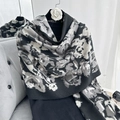 Sciarpa invernale in finto cashmere con motivo floreale vintage nero e bianco donna - Bianco e nero