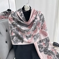 Elegante sciarpa invernale spessa con motivi floreali acquerello rosa e grigio - Rosa