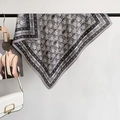 Carré de soie gris élégant avec motifs floraux vintage et texture douce et brillante - Totem Vintage N&B Gris / Style Gris