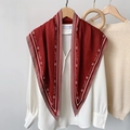 Rode retro zijden sjaal met witte strepen en merkprint op witte chiffon blouse - Rood