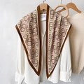 Zijden driehoekige sjaal met kettingprint gedrapeerd over wit overhemd voor een elegante look - Bruin