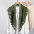 Detail van donkergroene zijden sjaal met gestreepte randen en print op wit shirt - Groen